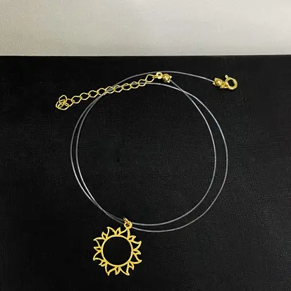 GARGANTILHA SOL VAZADO FIO DE NYLON DOURADO